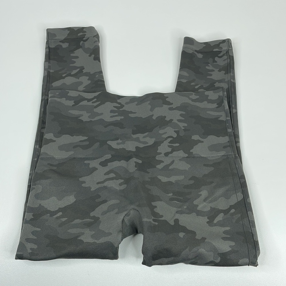 Spanx Look at Me Now Seamless Camo Cropped Leggings (M) - Picture 6 of 11